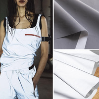 Vente en gros de tissu d'avertissement de sécurité gris argenté réfléchissant tissu réfléchissant imperméable lumineux argenté brillant pour robe de créateur