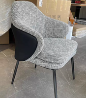 Chaises de restaurant de luxe confortables pour hôtels, cafés et salles de banquet ; accoudoirs et dossier en coton-lin