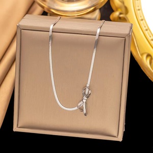 Collana a Croce Impermeabile Trendy in Acciaio Inossidabile Placcato Oro 18K con Catena a Serpente e <span class=keywords><strong>Nodo</strong></span> a Fiocco per Donna, Ideale per Matrimoni e Feste - Product Image 2