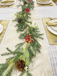 זר חג המולד מואר מלאכותי לחג המולד עם חרוט אורן ופרי אדום לשולחן חג המולד לעיצוב הבית