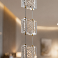Système de suspension pour briques de verre transparentes et colorées avec kit de câbles en acier pour cloisons de bureau modernes, écrans de séparation et présentoirs muraux.
