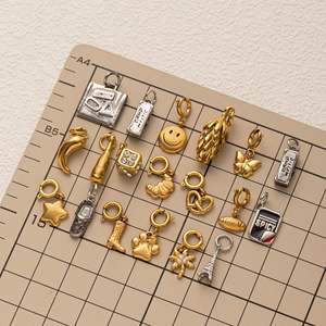 Collection de breloques de bijoux fantaisie - Ensemble de 20 pièces uniques, y compris valise, bouteille de champagne, arbre, dés, empreinte de patte - Product Image 4