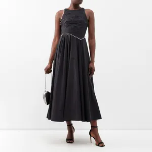 Frauen benutzer definierte sexy ärmellose offene Rücken geraffte Freizeit kleid elegante Mode solide schwarze Perle verziert Midi-Kleid für Mädchen