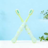 Brosse à dents super douce pour enfants avec grandes fentes, protection des dents sensibles et fragiles, brosse multifonctionnelle améliorée avec gratte-langue