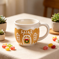 Ensemble tasse et soucoupe en céramique Redeco Cute Gingerbread House, cadeau de Noël pour le café ou le thé, vente en gros, personnalisable