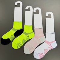 Chaussettes de sport personnalisées OEM de haute qualité avec logo, chaussettes athlétiques professionnelles à séchage rapide, chaussettes en tissu éponge durables et amortissantes, chaussettes de course pour l'entraînement