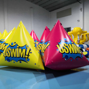 Marqueur triangulaire gonflable en PVC personnalisé pour événements aquatiques, flotteur de <span class=keywords><strong>triathlon</strong></span> jaune pour marquages de course - Product Image 1