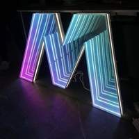 Boîte à lumière LED infinie multicolores attrayante avec miroir en verre et logo Abyss 3D, enseignes de miroir infinies personnalisées pour la décoration de bar nocturne