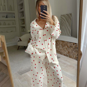Fábrica al por mayor otoño nuevo estilo estampado <span class=keywords><strong>de</strong></span> corazones cómodos pantalones largos <span class=keywords><strong>de</strong></span> manga larga Conjunto <span class=keywords><strong>de</strong></span> pijama para pijamas <span class=keywords><strong>de</strong></span> mujer - Product Image 2