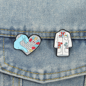 Broche en émail de style esthétique de laboratoire, romantique et scientifique, motif blouse de laboratoire, fleur et tube à essai, badge de revers, vente en gros - Product Image 1