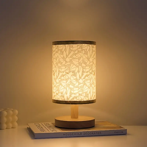 Lámpara Nocturna LED Táctil con Base de Madera, Luz Blanca Cálida 2700K, Funciona con Batería, CRI 90, 25000 Horas de Duración, Diseño Minimalista para Dormitorio - Product Image 1