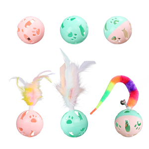 ลูกบอลของเล่นแมวแบบถอดได้ สีมาการอง พร้อมขนนกและกระดิ่ง ทำจากพลาสติก - Product Image 1