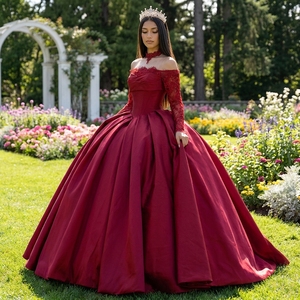Robe de bal de Quinceañera Xs286 moderne rouge bordeaux en satin, épaules dénudées, manches en dentelle, longueur ras du sol, avec appliques, pour Sweet 15 - Product Image 1