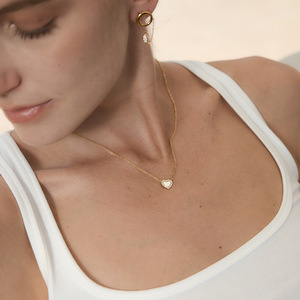 Collar con colgante de cristal en forma de corazón con incrustaciones de nácar y engaste de bisel para uso diario. - Product Image 4