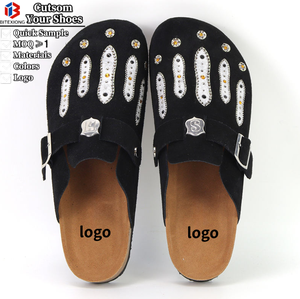 Sandali in camoscio personalizzati da uomo, zoccoli e sabot personalizzati con logo ricamato, suola in sughero, scarpe da casa con supporto plantare - Product Image 1