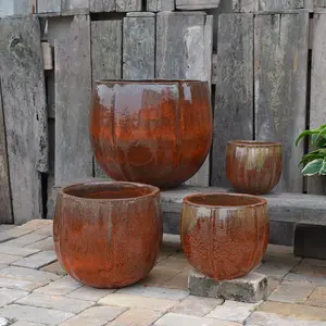 Un ensemble de 4 pots extérieurs en céramique modernes et beaux de haute qualité pour plantes de jardin
