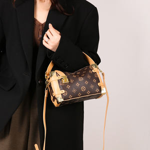 Sac carré portable en PU souple pour femme, motif géométrique color block tendance, avec fermeture éclair et chaînes, pour téléphone portable - Product Image 3