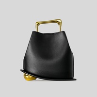 Sac seau irrégulier en PU doublé polyester, style luxe léger, transfrontalier, nouvelle collection 2026, pochette texturée pour femme, à porter à l'épaule ou en bandoulière avec fermoir