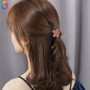 QIYUE <span class=keywords><strong>Pince</strong></span> à <span class=keywords><strong>cheveux</strong></span> pour femmes de <span class=keywords><strong>petite</strong></span> taille en forme de fleur en plastique mat <span class=keywords><strong>crabe</strong></span>-Accessoires pour <span class=keywords><strong>cheveux</strong></span> en gros - Product Image 2