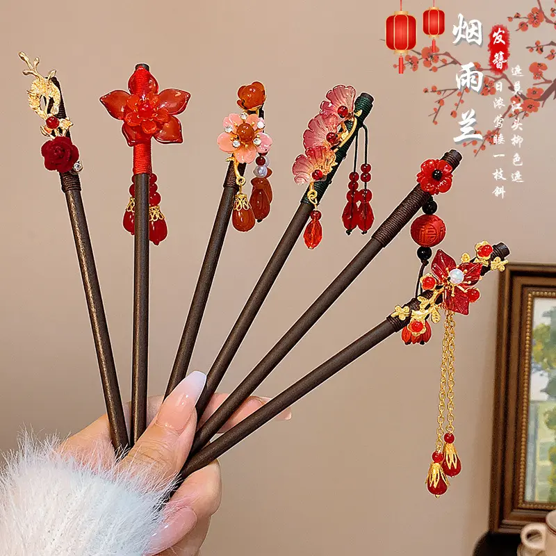 Épée en cristal rouge de Style chinois vintage bâton de cheveux baguettes femmes ancienne épingle à cheveux en bois bâton de cheveux chinois avec gland en cristal