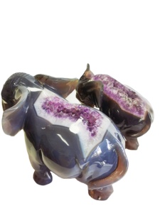 Geode di Agata Naturale Unico Intagliato a Mano con Famiglia di Elefanti in Pietra Preziosa di Cristallo, Statuine da Collezione - Product Image 5