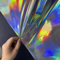 Película de laminación brillante holográfica metálica arcoíris con efecto de relieve suave, impermeable y con brillo, de BOPP, para bolsas de regalo, a bajo precio.
