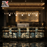 Comptoir de bar rétroéclairé de luxe sur mesure, vitrine à vin avec étagères en verre LED suspendues, cadre doré, mobilier commercial