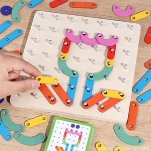 Jeu de société géométrique 2-en-1 pour développer la motricité fine des enfants, avec cartes à motifs et élastiques pour créer des formes et des figures - Product Image 2