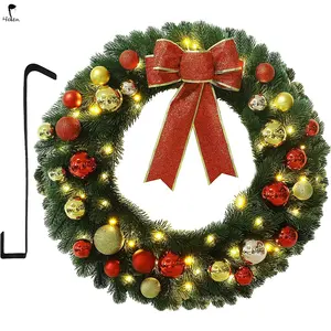 Weihnachts grüner Blatt kranz geeignet für künstlichen Kranz der Haustür, verziert mit Beeren und Tannen zweigen drinnen und übertroffen