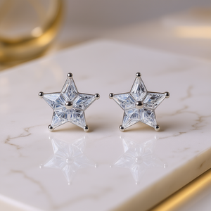 Orecchini a Perno con Cristallo a Forma di Stella in Argento 925 Placcato Oro Bianco, Design Minimalista per Uso Quotidiano, Gioielli Unisex - Product Image 2