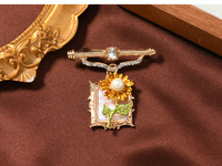 Broche élégante style western vintage en émail, motif panier de fleurs, pour femme de cour de luxe