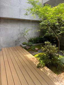 Planche de terrasse WPC co-extrudée sur mesure, anti-âge, anti-taches, grain de bois brossé, revêtement de sol en bois-plastique, usage commercial extérieur - Product Image 3