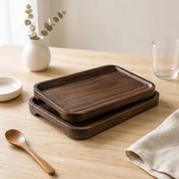 Plateau de service rectangulaire en bois de noyer naturel avec rebord surélevé, plateau de service en bois pour le petit-déjeuner, les desserts, les collations