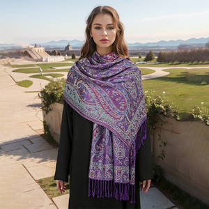 Châle modeste en jacquard Paisley à franges, écharpe longue tissée ethnique vintage, hijab chaud d'hiver pour femmes musulmanes à porter en extérieur - Product Image 1