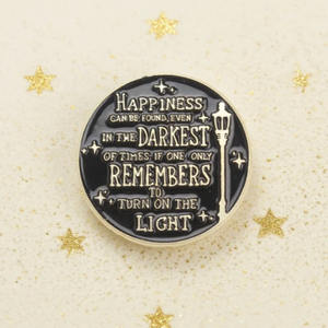 Broche avec citation magique de roman - 'LA FELICITÉ PEUT ÊTRE TROUVEE MALGREMENT dans les périodes les plus sombres <span class=keywords><strong>si</strong></span> l'<span class=keywords><strong>on</strong></span> <span class=keywords><strong>se</strong></span> souvient seulement de l'adage : ALLUMEZ LA LAMPE' - Product Image 3