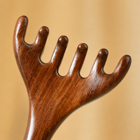 Peigne de massage en bois de santal doré naturel à six griffes, gratteur de méridiens du cuir chevelu pour les soins capillaires, vente en gros d'usine OEM ODM