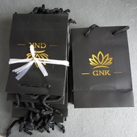 Sac cadeau en papier recyclable de luxe avec logo personnalisé imprimé en sérigraphie avec poignée en ruban pour l'emballage de vêtements