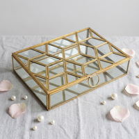 Caja de Almacenamiento y Exhibición de Joyas de Latón y Vidrio con Diseño Artesanal B22, Elegante y Geométrica, con Base de Espejo, 10x7x2.25