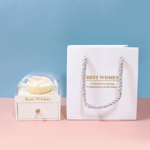 Boîte à bijoux en acrylique carrée, boîte à bijoux rose pour la fête des mères avec sac en papier, boîte à bijoux pour la Saint-Valentin avec fleurs préservées - Product Image 3