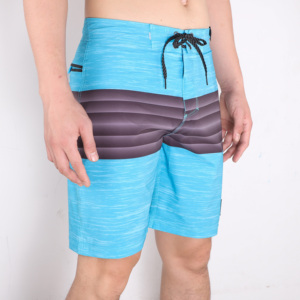 Short de bain décontracté pour homme, à séchage rapide, à rayures bleues et violettes, avec cordon de serrage, longueur courte, taille mi-haute, pour la plage - Product Image 3