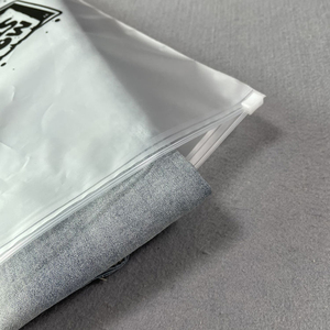 Bolsas con cremallera personalizadas para embalaje de ropa, venta al por mayor, bolsas de plástico para camisetas, bolsa de ropa esmerilada con logotipo, impresión de código QR - Product Image 4