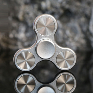 Fidget spinner en alliage d'aluminium coloré personnalisé en gros pour adultes, fidget spinner en métal pour les mains - Product Image 4