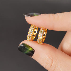 Pendientes Huggie de oro E3844 con circonita redonda engastada para mujer, joyería de moda de estilo clásico - Product Image 4