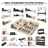 Reformer Pilates à cadre noir avec barre de pieds en bois, longue boîte et poulie réglable pour l'entraînement à domicile et en studio