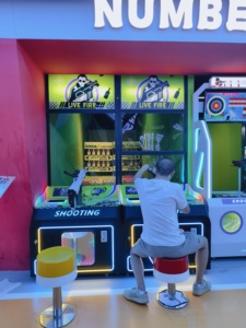 Il nuovo centro di gioco alla moda offre giochi di tiro dal vivo-giochi in cui i giocatori usano pistole vere per sparare ai bersagli per divertimento. - Product Image 4