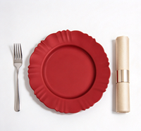 Assiette de présentation en plastique rouge, bord festonné décoratif pour la mise en table de mariage, banquet ou fête