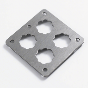 Piezas de <span class=keywords><strong>metal</strong></span> pequeñas personalizadas con acero al carbono sin recubrimiento Estampado en frío Doblado Perforación Fabricación de chapa metálica - Product Image 1