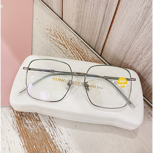Lunettes de soleil de marque, monture carrée en métal, anti-lumière bleue, pour femmes, avec étui N5 10029, verres argentés - Product Image 3