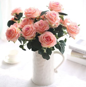 Nuova Composizione Floreale con 10 Rose Artificiali in Vaso da Tavolo per Matrimoni - Product Image 2