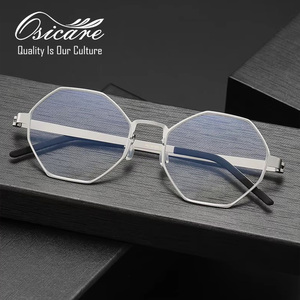 Gafas de Sol de Diseño de Alta Calidad con Montura de Titanio para Hombre, con Rayas Elegantes y Lentes Transparentes - Product Image 1